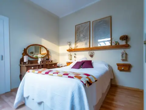 CASA EN VENTA DE 2 DORMITORIOS CON TERRAZA, QUINCHO Y PARRILLA – LA PLATA