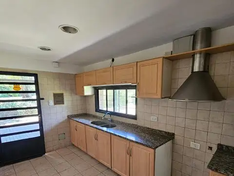 Casa en Alquiler con 1 cochera