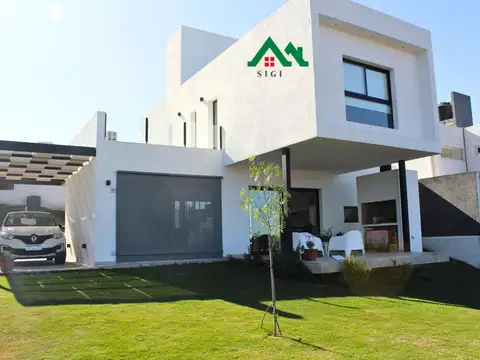 Casa en venta en Las Cañitas – 2 dormitorios, cochera, jardín y seguridad 24 hs. Apta Crédito