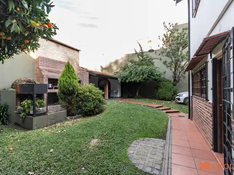 VENTA CASA 4 AMBIENTES BOEDO JARDIN COCHERA 2 LOTES