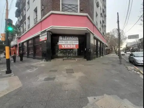 AMPLIO LOCAL EN ESQUINA SOBRE AVDA. MITRE 363 m2