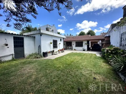 Venta casa 4 ambientes con cochera y jardín en Wilde