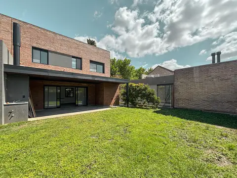 Casa de 3 dormitorios con parrillero y gran pileta a estrenar en Fisherton