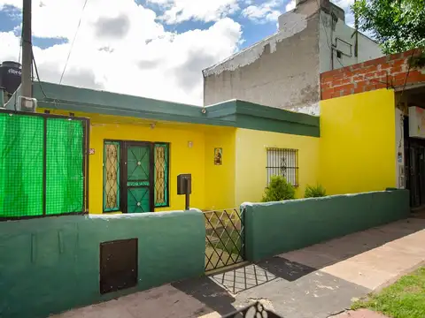 CASA EN VENTA EN MONTE GRANDE SOBRE LOTE DE 220 M2