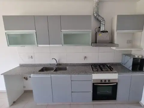 Casa en Alquiler con 2 cocheras