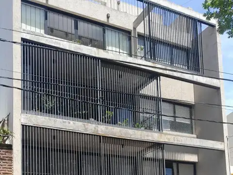 Excelente departamento semi piso 2 ambientes con balcon y cochera fija