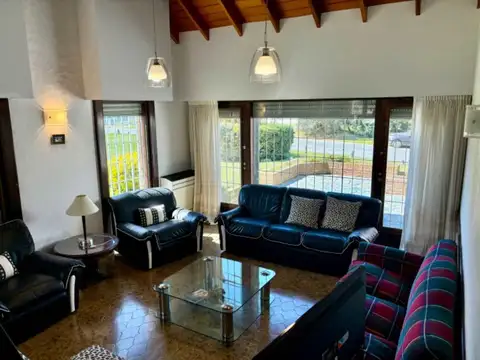 Casa 8 ambientes con 4 baños