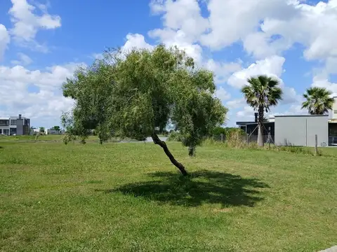 Terreno Central de 1000 m² con acceso a la Laguna – Barrio San Sebastián – Área 9 Lote 252 .