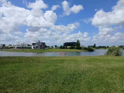 Terreno Central de 1000 m² con acceso a la Laguna – Barrio San Sebastián – Área 9 Lote 252 .