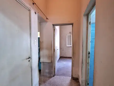 CASA A REFACCIONAR CON MUY BUENA UBICACION Y POTENCIAL. DOBLE COCHERA.