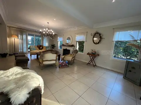 Casa en Venta con 4 cocheras