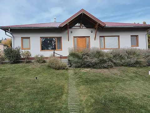 Amplia casa sobre cortada con vista al Piltri y a minutos de todo. Ambiente natural. Gas e internet