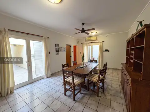 Casa 8 ambientes con 3 baños