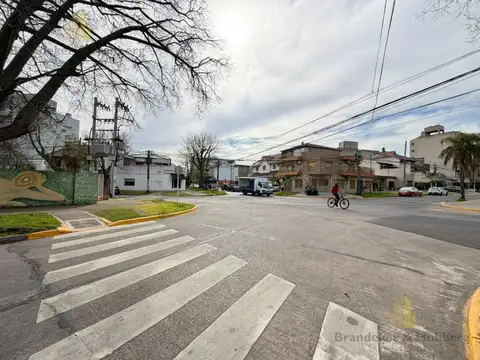 VENTA LOCAL EN PH EN ESQUINA + ESPACIO AÉREO PROPIO – VILLA BOSCH