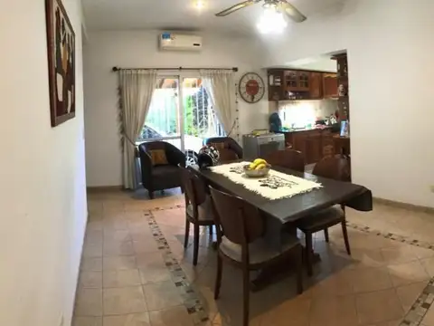 Casa 4 ambientes con 2 baños