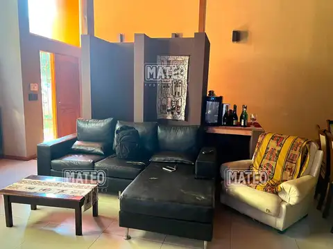AMPLIA CASA EN MUY BUENA ZONA RESIDENCIAL