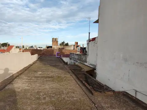 PH al frente para deposito de 80,66m² con patio en el fondo y terraza