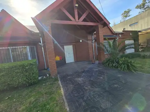 Casa en Alquiler con 4 cocheras