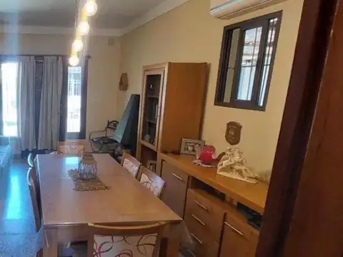 Casa 6 ambientes con 2 baños