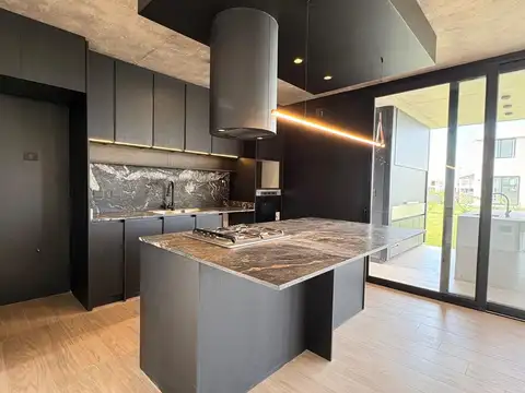 Venta | Casa de 4 dormitorios en Riberas | Playroom, pileta y galería