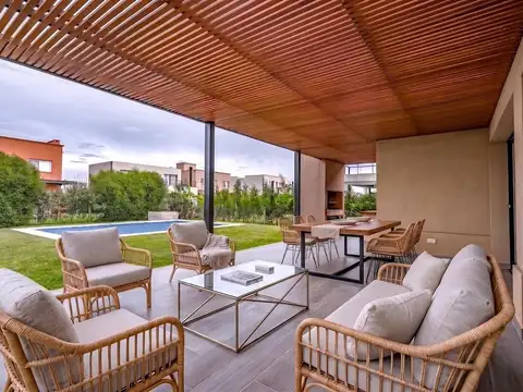 Lindisima casa con jardín en CUL-DE-SAC en el Barrio Araucarias - Puertos del Lago.