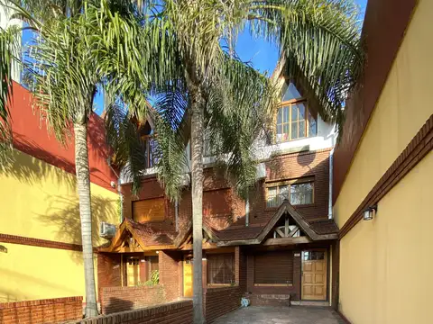 Casa en Venta con 2 cocheras