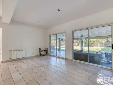 Casa 4 ambientes con 2 baños