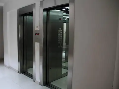 Local sobre avenida comercial en dos plantas