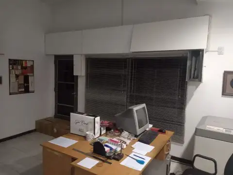 Pte. Quintana 3163. Amplio Salón comercial con oficinas y vivienda.