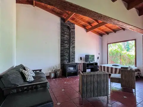 Casa 4 ambientes con 2 baños