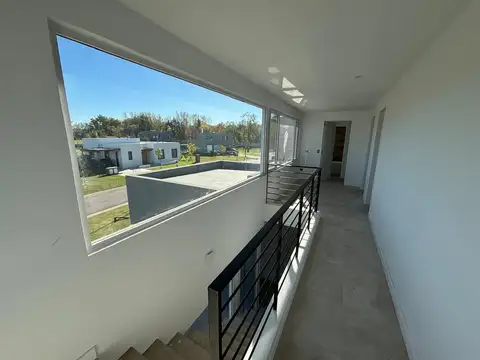 Casa en Venta con 3 cocheras