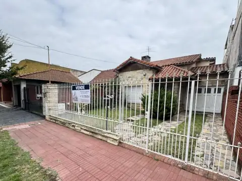 Quito 145. Entre Florencio Varela y Vélez Sarfield