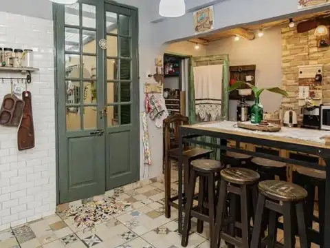 CASA EN VENTA EN CASTELAR CON UN ESTILO Y UBICACION UNICA