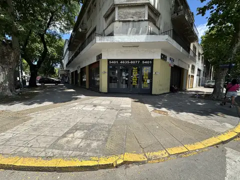 LOCAL EN ESQUINA MAS GARAJE AMPLIO Y PATIO CON 3 BAÑOS EXCELENTE UBICACION