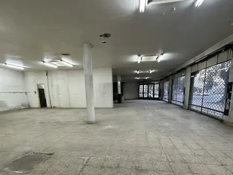 LOCAL EN ESQUINA MAS GARAJE AMPLIO Y PATIO CON 3 BAÑOS EXCELENTE UBICACION