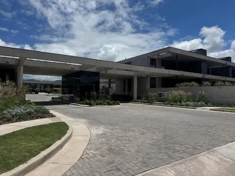 Casa en Alquiler con 1 cochera