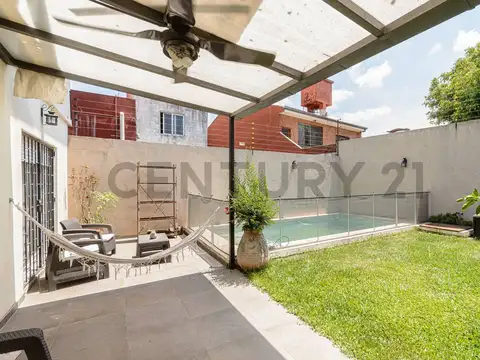 Casa renovada con pileta en lo mejor de Ballester