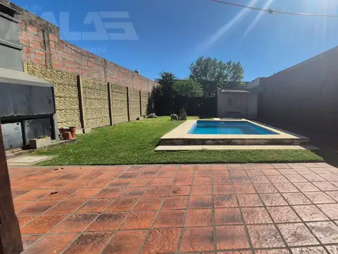CASTELAR  4 AMBIENTES - PARQUE- PILETA-LOTE PROPIO