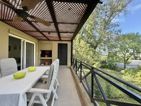 Departamento de 3 ambientes en venta con terraza, parrilla y vista verde, en Pilará, .