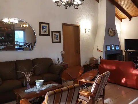Casa 10 ambientes con 3 baños