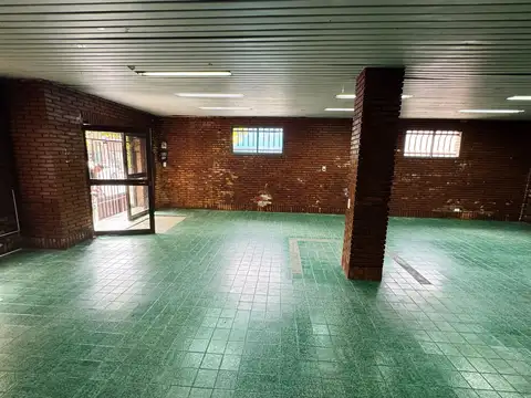 Local comercial en alquiler de 180 Mts totales.
