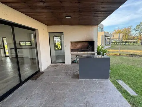 VENTA DE HERMOSA CASA COMPUESTA POR 4 AMBIENTES EN EL BARRIO SANTO TOMAS PILAR