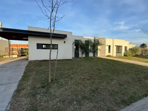 VENTA DE HERMOSA CASA COMPUESTA POR 4 AMBIENTES EN EL BARRIO SANTO TOMAS PILAR