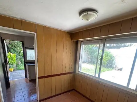 VENTA CASA 2 DORMITORIOS FONDO LIBRE MERLO