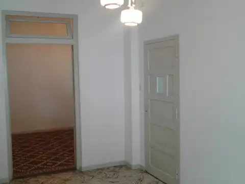 Casa lote propio de 3 ambientes con jardin y cochera al frente en villa lugano