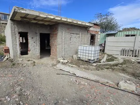 TERRENO CON MEJORA A TERMINAR EN VENTA LOS TRES PINOS