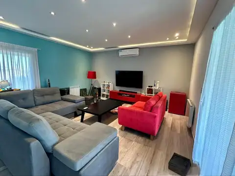 Casa en Alquiler con 2 cocheras