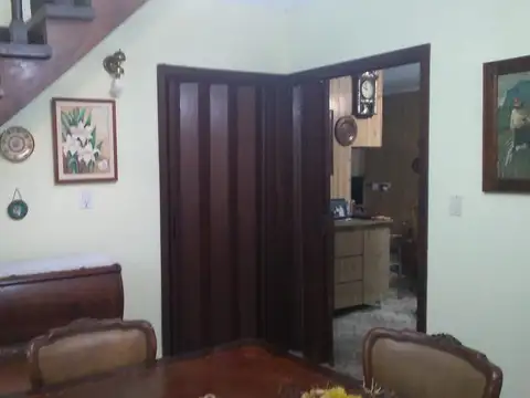 Casa 4 ambientes con 2 baños