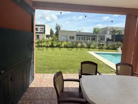 Casa en Alquiler con 2 cocheras