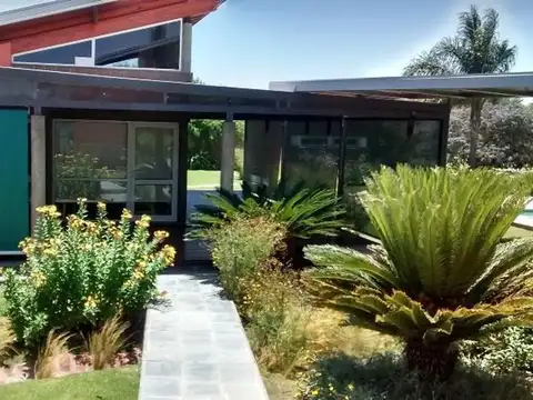 Fisherton, Santa Coloma 8928